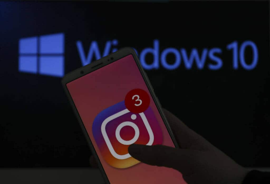 Logo Windows 10 w tle i logo Instagrama na telefonie