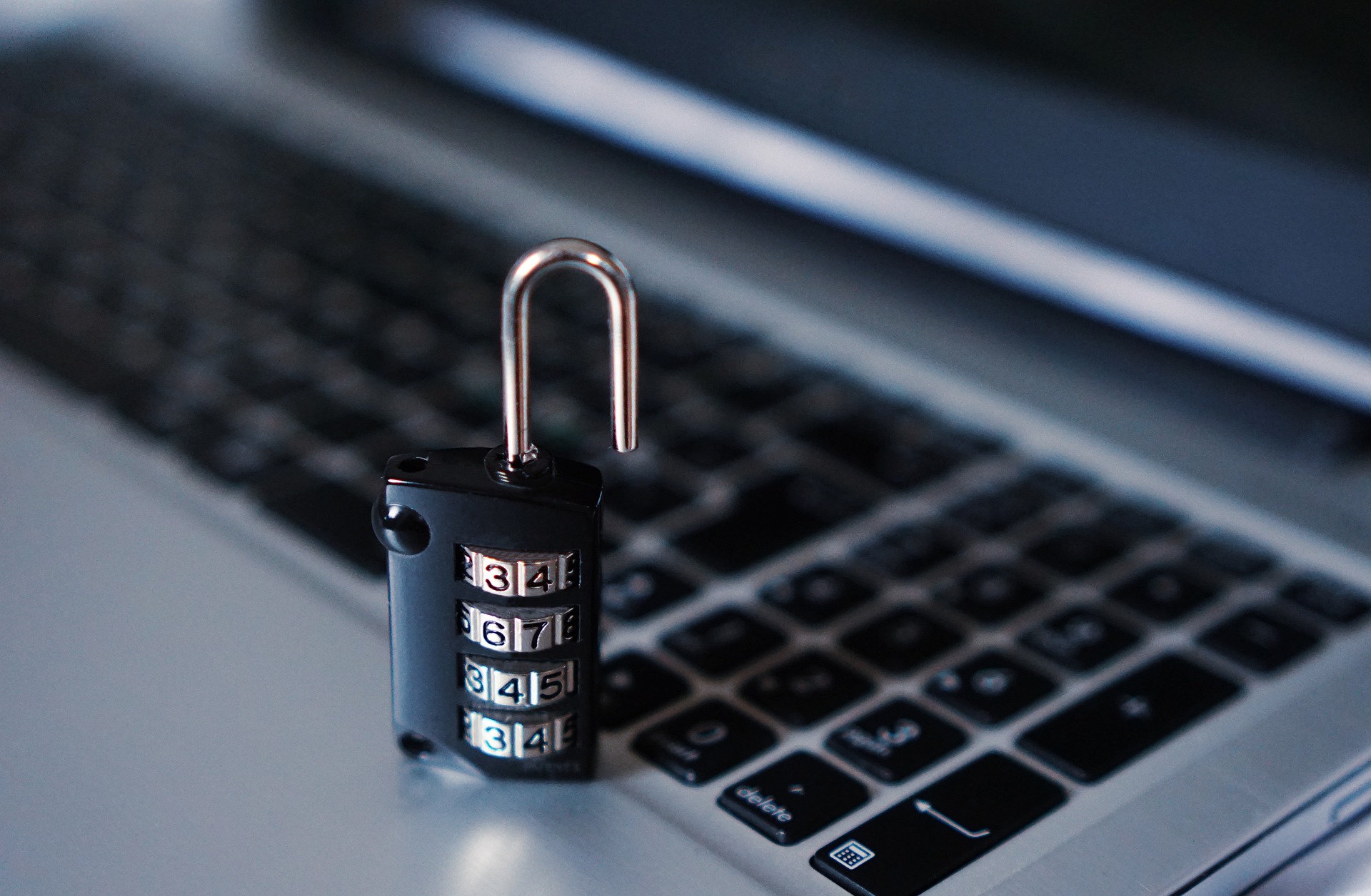 Cyberbezpieczeństwo: Jakie są najważniejsze zagrożenia i jak się przed nimi chronić?
